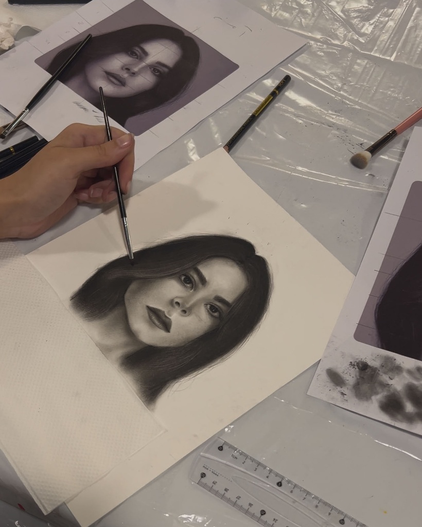 ورشة رسم البورتريه بالفحم والباستيل للشابات في الظهران