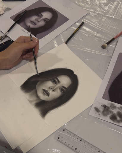 ورشة رسم البورتريه بالفحم والباستيل للشابات في الظهران